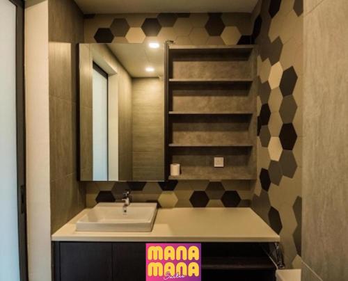 een badkamer met een wastafel en een spiegel bij Ceylonz KLCC by Mana-Mana in Kuala Lumpur