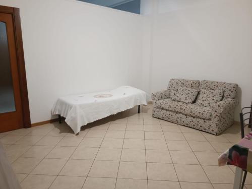 ein Wohnzimmer mit einem Tisch und einem Stuhl in der Unterkunft Casa vacanze Veronica in Campi Salentina
