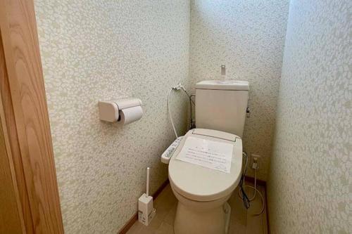 Asso的住宿－Guest House Koyama -南紀白浜 ゲストハウス 小山- ペット可，一间带卫生间和纸的浴室