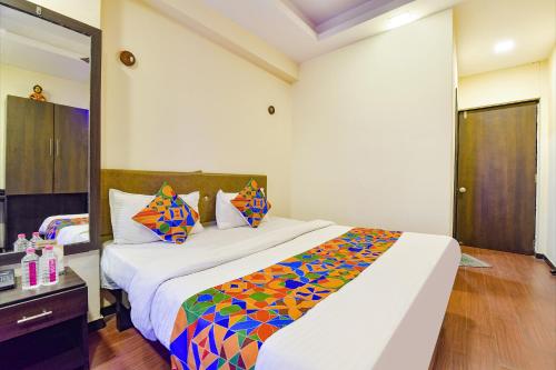 Postel nebo postele na pokoji v ubytování FabHotel Teliko Silver