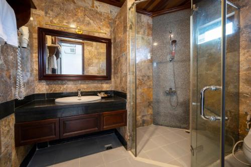 La salle de bains est pourvue d'un lavabo et d'une douche. dans l'établissement Tahiti Resort, à Duong Dong