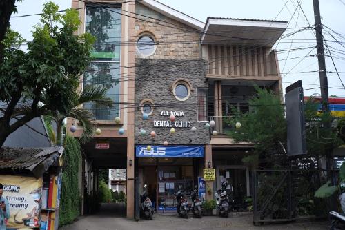 un edificio con un cartel que lee mi nuevo club de reparación en Pondok Sabaraya Haji Juanda Cikampek Purwakarta, en Karawang