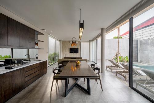 a kitchen and dining room with a table and a tub at INSPIRA Seminyak in Seminyak