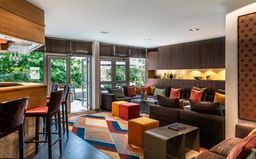 a living room with a couch and a bar at Hotel Paris Boulogne in Boulogne-Billancourt