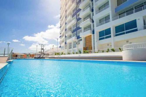 a large swimming pool in front of a building at Bello departamento Resort vista al mar in Iquique