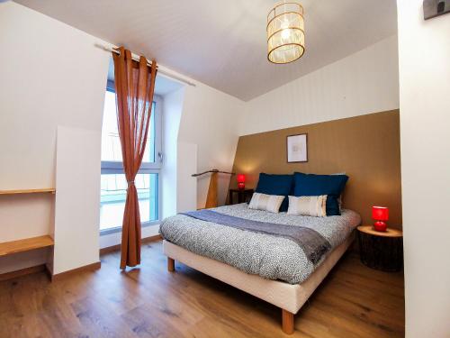 - une chambre avec un lit et une grande fenêtre dans l'établissement L'AQUAE - Parking - Wifi - Netflix, à Aix-les-Bains
