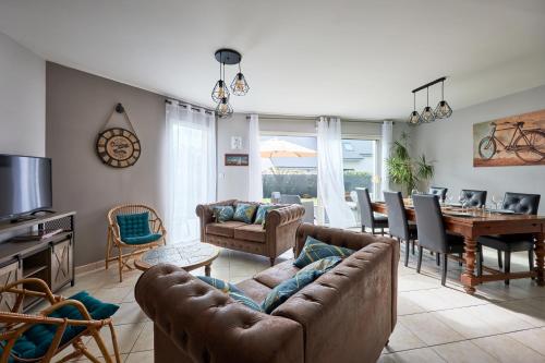 un salon avec un canapé et une table dans l'établissement Maison Ariel - Charmante maison pour 6, à Bricqueville-sur-Mer