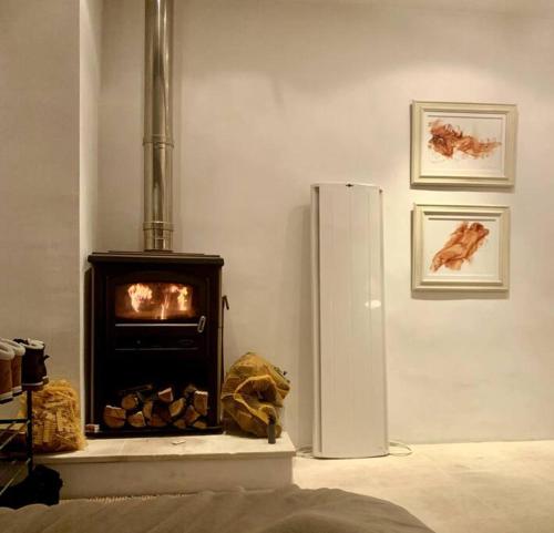 a kitchen with a stove and a refrigerator at La Petite Cave in Saignon