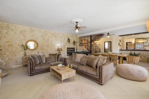 uma sala de estar com sofás e uma sala de jantar em Piedra Villa em Troïanáta