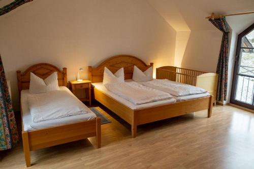 Cette chambre comprend 2 lits jumeaux dans une chambre avec 2 tables et une fenêtre. dans l'établissement Bio Ferienhof Erzengel, à Berg