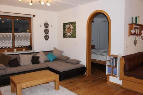 Ferienwohnung Geigelsteinblickにあるシーティングエリア