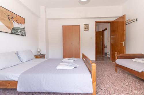 een slaapkamer met twee bedden in een kamer bij vickys family house in Stavros