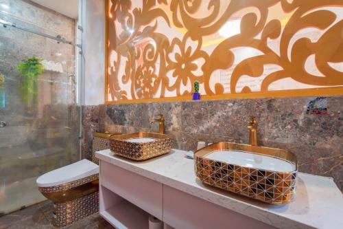 - Baño con 2 lavabos y aseo en Sanny Villas en Da Nang