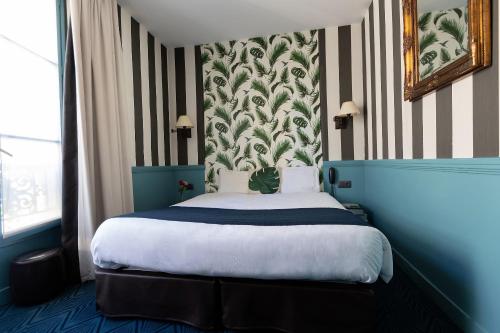 um quarto com uma cama grande num quarto em Hôtel du Théâtre by Patrick Hayat em Paris