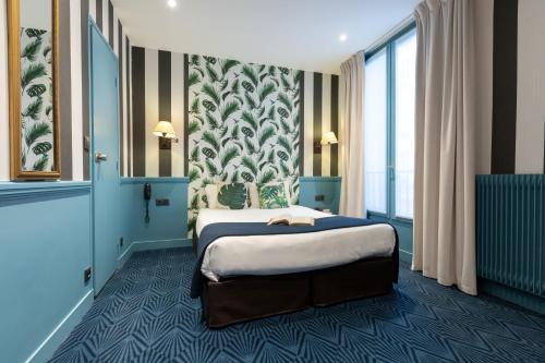 une chambre d'hôtel avec un lit et une grande fenêtre dans l'établissement Hôtel du Théâtre by Patrick Hayat, à Paris