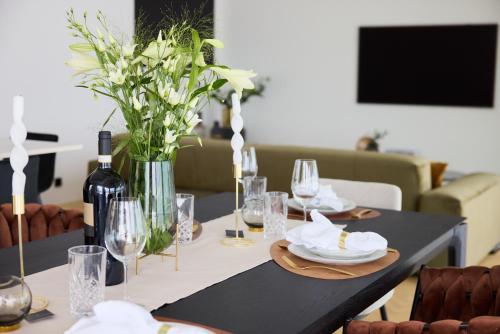 una mesa de comedor con platos y copas de vino en 2023 Luxury Sunset Sea view apartement en Tallin