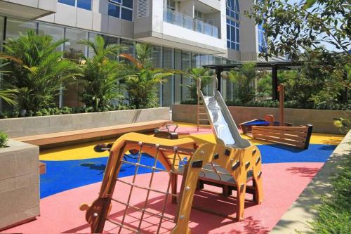 parco giochi con tavolo e computer di Fully Furnished 2BR exclusive pool view apartment in Medan a Medan