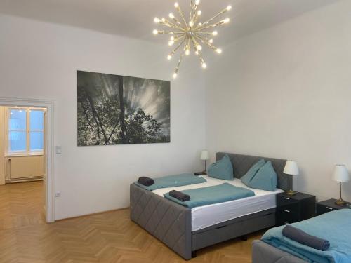 1 dormitorio con cama y lámpara de araña en Apartments Opera, en Viena
