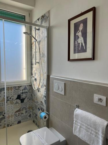 ein Bad mit einer Dusche, einem WC und einem Waschbecken in der Unterkunft Porpora_Apartment in Florenz