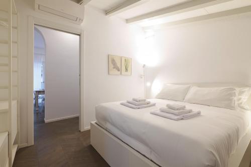 Posteľ alebo postele v izbe v ubytovaní PRESTIGE BOUTIQUE HOMES - il Nido dei Navigli