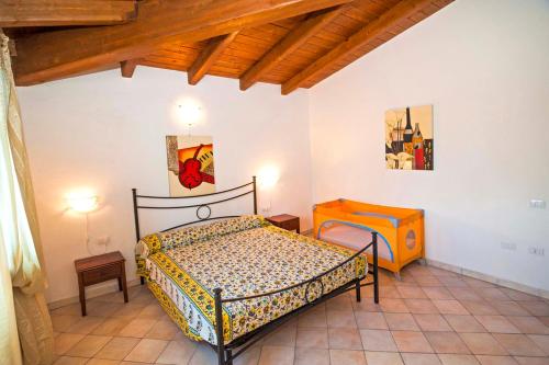 a bedroom with a bed and a wooden ceiling at residence lu soli budoni affitti in Budoni