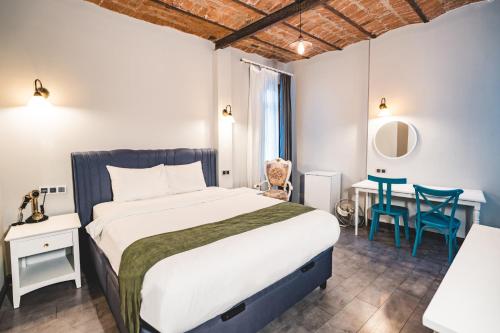 Un dormitorio con una cama y una mesa y sillas. en Hotel Fresia Istanbul, en Estambul