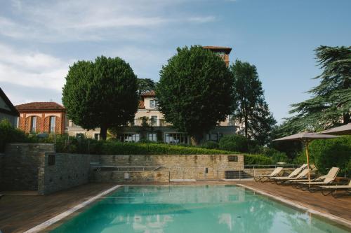 ein Pool vor einem Haus in der Unterkunft Villa Pattono Relais in Costigliole dʼAsti