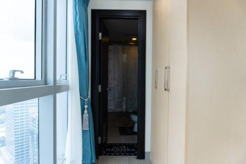 A2J Luxury 3BR Uptown Balcony BGC Suite Near Mall