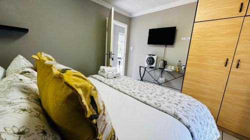 TV a/nebo společenská místnost v ubytování Aspen Guest House NO LOADSHEDDING