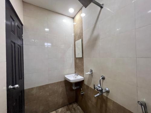 Salle de bains dans l'établissement TCS SUITES