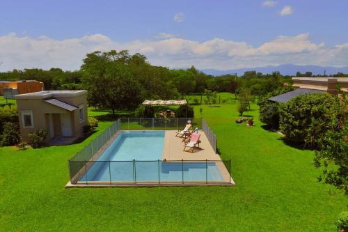 vista sul soffitto di un cortile con piscina di Chacana a El Encón