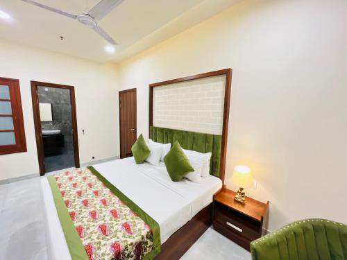 una camera con un grande letto e una sedia di Hotel The Orchid Tree Amritsar - walking from Golden Temple ad Amritsar