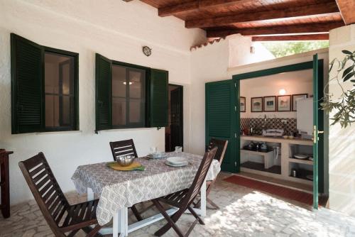 comedor con mesa y sillas y cocina en Casa ulivo Agave Favignana At My Place en Favignana