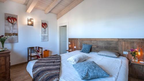 Ripe的住宿－Casa di Palì 8, Emma Villas，一间卧室配有一张带两个枕头的床