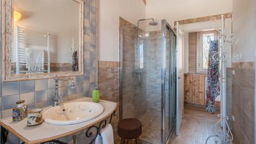 Ripe的住宿－Casa di Palì 8, Emma Villas，一间带水槽和玻璃淋浴的浴室