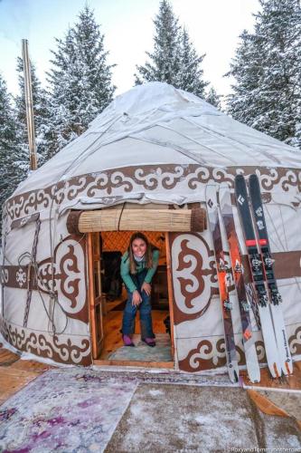 Dzhetyoguz的住宿－Yurty Mc yurt，女人坐在冰屋里