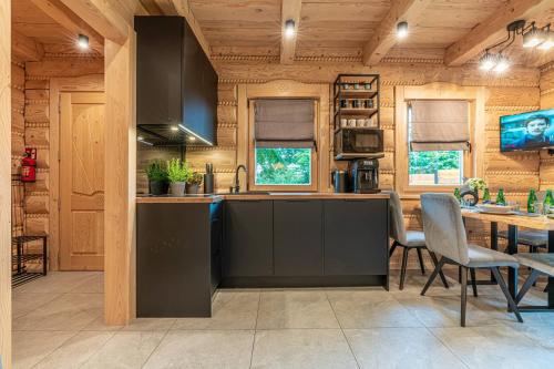 Kuchyňa alebo kuchynka v ubytovaní Apartamenty w Lipowskiej Chacie - jacuzzi i sauna