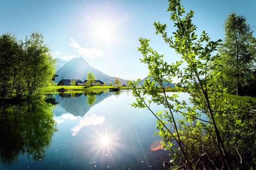 vista su un lago con una montagna sullo sfondo di Winterstellgut ad Annaberg im Lammertal