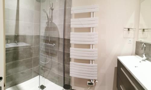 baño con ducha y puerta de cristal en L'Horizon en Vichy