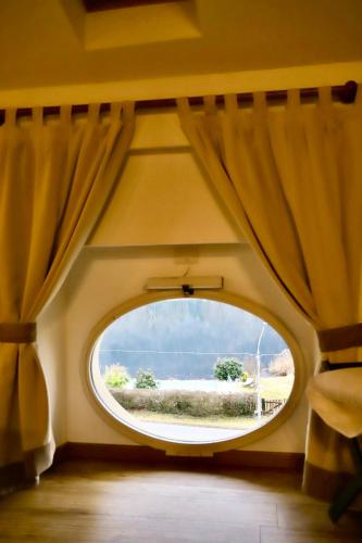 an arched window in a room with a view at La Villa del Lago in Ghirla