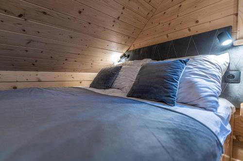 Postel nebo postele na pokoji v ubytování Apartamenty w Lipowskiej Chacie - jacuzzi i sauna