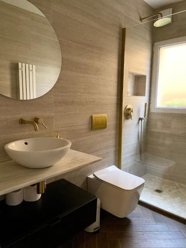 La salle de bains est pourvue d'un lavabo, de toilettes et d'un miroir. dans l'établissement La casita del Pisueña, à La Cueva