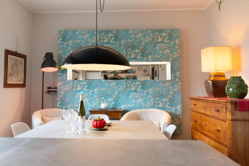 comedor con mesa y botella de vino en Caserma Ederle Budget Apartment x3, en Vicenza