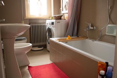 y baño con aseo, bañera y lavamanos. en Caserma Ederle Budget Apartment x3 en Vicenza