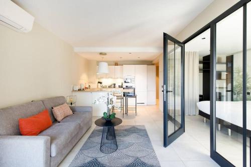 un salon avec un canapé et une table dans l'établissement Marriott area superb 1 bedroom, à Cannes