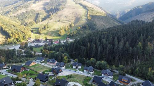 una vista aerea di un villaggio in montagna di Horský apartmán Kriváň a Terchová