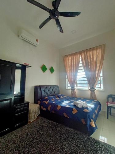 um quarto com uma cama e uma ventoinha de tecto em Homestay KiTa malays only em Alor Setar