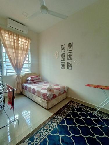 um quarto com uma cama e um tapete em Homestay KiTa malays only em Alor Setar