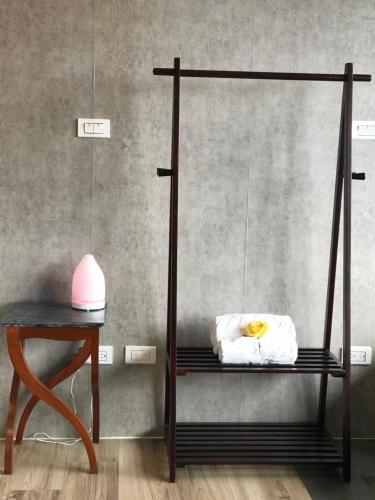 una habitación con un columpio junto a una mesa en Yilan A Happy Apartment, en Hsin-hsing