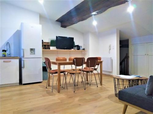 une cuisine et une salle à manger avec une table et des chaises dans l'établissement Mon Désir - 2 ch doubles proche hypercentre, à Montauban